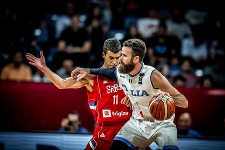 Susijengin tiputtanut Italia jäi pahasti Serbian jalkoihin