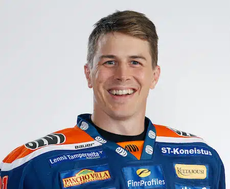 C-kirjain tutun kultaleijonan paidan rintaan Tapparassa