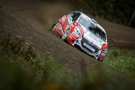 Suomalainen rallilupaus säilytti haaveensa MM-tittelistä – ”Siellä lyödään ihan kaikki likoon”