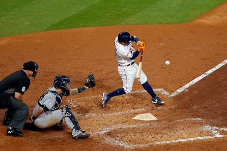 Lapsi sai pallosta kova iskun - pallon lyönyt baseball-tähti kyynelissä Lapsi sai pallosta kova iskun – pallon lyönyt baseball-tähti kyynelissä