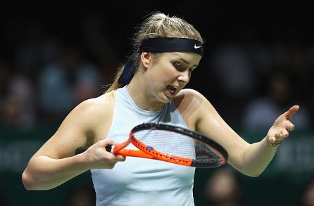 Kovia sijoitettuja pelaajia katsomoon tenniskisassa Eastbournen ruoholla