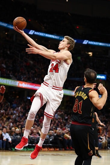 ”Meidän olisi pitänyt hoitaa tämä” – tappiota manaillut Lauri Markkanen keräsi valmentajan kehut