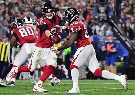 Viime kauden Super Bowl -joukkue selvitti ensimmäisen esteensä NFL:n pudotuspeleissä