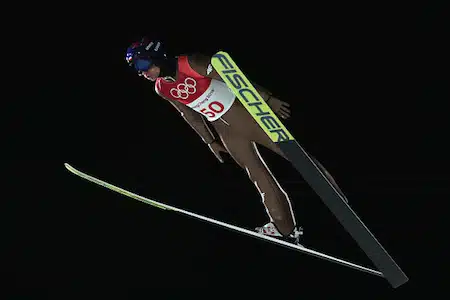 Puolalainen mäkiässä liiteli voittoon maailmancupin kisassa – suomalaisilla jälleen surkeaa