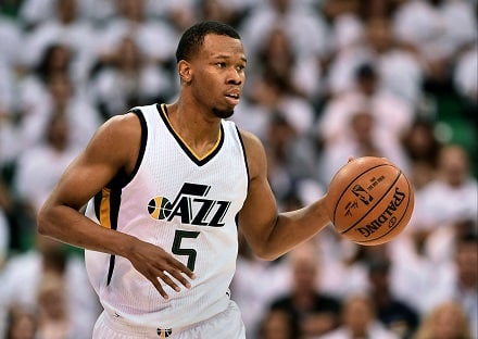 Takamiehen huikea heittoilta venytti NBA:n pisintä voittoputkea