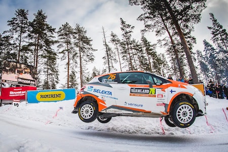 Rengasrikot suomalaisen rallilupauksen ongelmana MM-rallissa – ”Katsotaan huomenna, mihin meidän vauhti riittää”