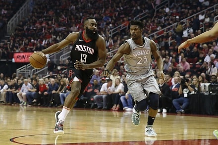 James Harden hurjasteli 44 pistettä – NBA:n runkosarjan ykkösjoukkue joutui silti tiukoille playoff-avauksessaan