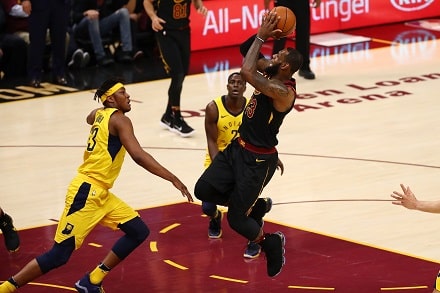 LeBron hurjasteli ja ratkaisi – Cavaliers voiton päässä jatkopaikasta