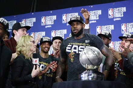 ”Hitonmoinen saavutus” – LeBron johdatti nimettömän kaartinsa NBA-finaaleihin