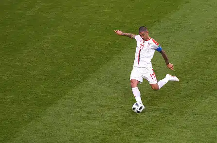 Serbian kapteeni Aleksandar Kolarov omisti huippusuorituksensa sairaalle jalkapallopomolle