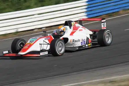 Suomalaisnuorukainen uuden formulasarjan avausvoittoon