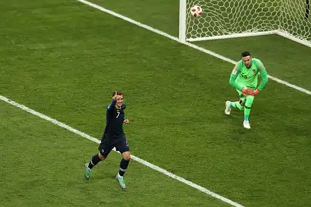 MM-finaalissa mässäillään maaleilla: Griezmann vei rankkarilla Ranskan johtoon