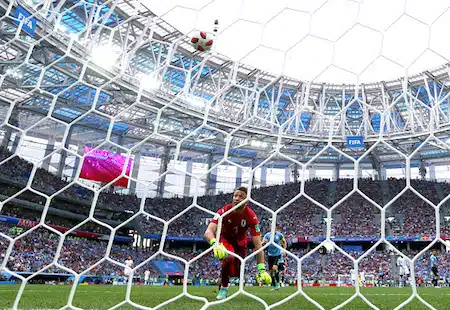 Ranska dominoivan esityksen jälkeen MM-välieriin – Uruguayn veskarilta nolo moka