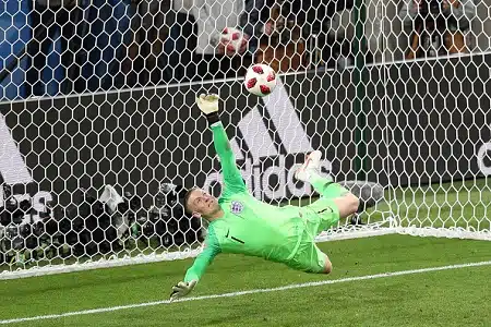 Maalivahti Pickfordin unelmapeli: torjui rankkarin ja veti itse pilkun sisään