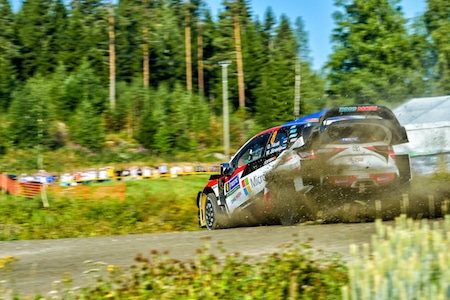 Kovia katsojalukuja! Neste Ralli hakkasi James Bondin