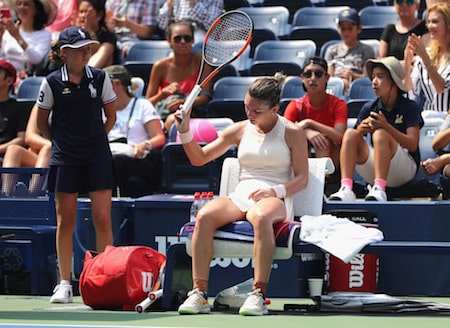 ”Pistävä kipu” sai tennistähti Simona Halepin poistumaan kentältä