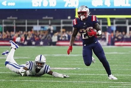 New England Patriots takoi viisi touchdownia – Tom Brady komeaan merkkipaaluun