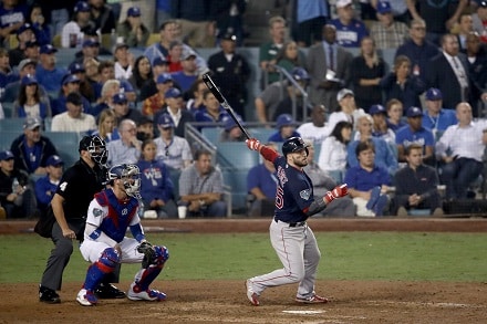 Maratonottelun tappiosta ja vaisusta alusta toipunut Boston Red Sox voiton päässä World Seriesin mestaruudesta