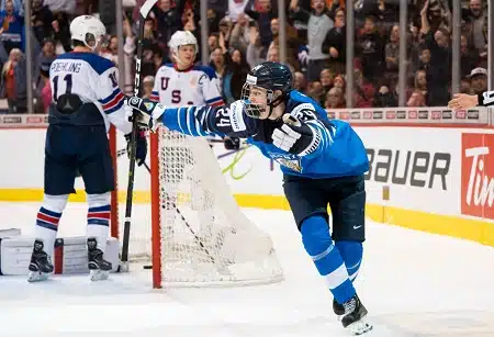 Kaapo Kakko ja Aleksi Heponiemi ovat ehdolla Euroopan parhaiksi nuoriksi pelaajiksi