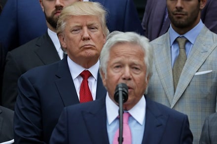 Jäi oletetusti kiinni ”housut nilkoissa” – jopa Donald Trump kommentoi Super Bowl -mestarijoukkueen omistajan tilannetta