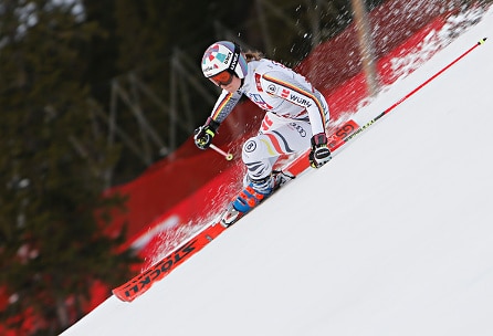 Mikaela Shiffrin yllättäen takaa-ajajana MM-kisoissa, suomalaiset jälkijoukoissa