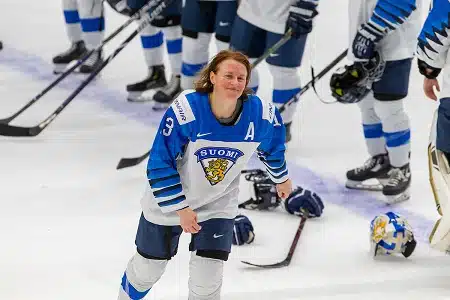 Riikka Sallinen Naisleijonien oikeusmurhasta: "Mun mielestäni maali olisi pitänyt hyväksyä" Riikka Sallinen Naisleijonien oikeusmurhasta: ”Mun mielestäni maali olisi pitänyt hyväksyä”