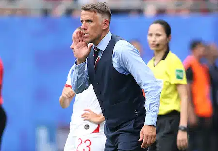 Phil Neville katkerana: ”Tuomarilla ei ollut peli hallussaan”