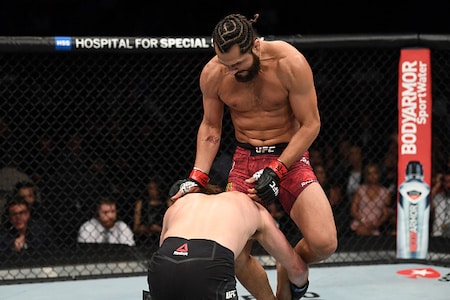 Voittamattomalle UFC-tähdelle hurja tyrmäystappio – kuittasi sen harvinaisen ytimekkäällä viestillä