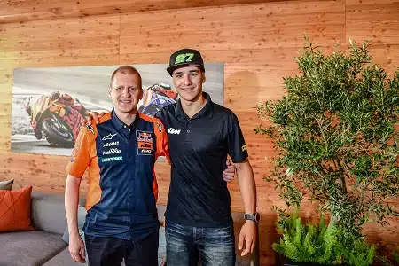MotoGP-pomo vei Aki Ajolta kylmästi kuljettajan – suomalainen reagoi tilanteeseen tyylikkäästi