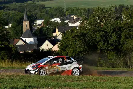 Jari-Matti Latvala latasi pätkäpohjat ja tukevoitti otettaan podiumsijoitukseen: ”Hyökkäsin” (ek17/19)