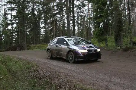 Rallikärpänen puraisi Jonna Valmetta – taistelee jo mestaruudesta