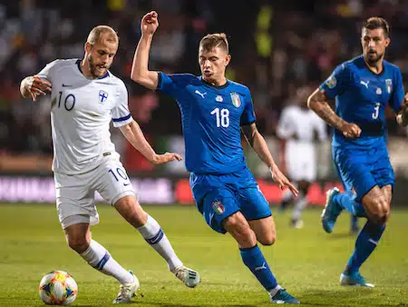Kyseenalaiset tuomiot puhuttivat – Huuhkajat taipuivat katkeralla tavalla Italialle