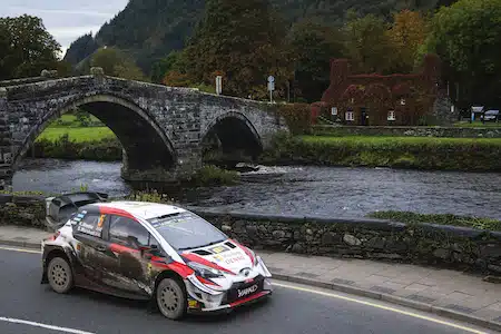 Kris Meeke ajoi pohjat, yllättäjä nousi kaikkien suomalaisten edelle Walesin MM-rallissa (ek1)