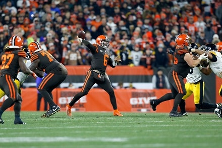 NFL: Cleveland Brownsin voitto jäi täysin pelaajan sekoamisen varjoon – varasti kypärän ja iski sillä päähän