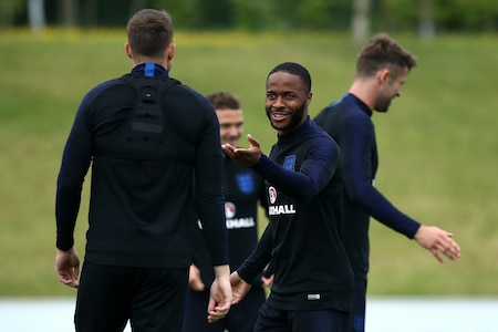 Englannin maajoukkueessa kuohuu Valioliigan huippukamppailun jäljiltä – Raheem Sterling hyllytettiin torstain ottelusta