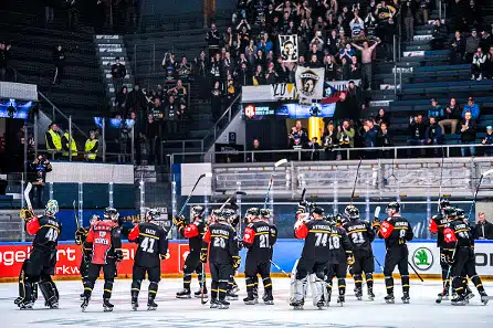 Tästä puhutaan vielä! Kärppien puolustaja lensi isoista ovista ulos Tästä puhutaan vielä! Kärppien puolustaja lensi isoista ovista ulos