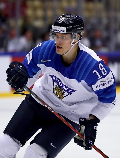 Teräväinen syötti voittomaalin, Aho sinetöi Saku Mäenalasen NHL-debyytissä Teräväinen syötti voittomaalin, Aho sinetöi Saku Mäenalasen NHL-debyytissä