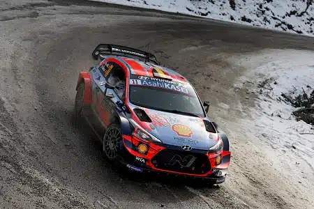 Thierry Neuville on lyömässä Montessa luun kurkkuun Tommi Mäkisen kaksikolle (ek15/16)