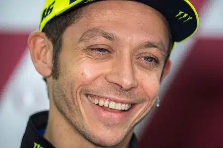 Valentino Rossi loisti Ferrarin ratissa