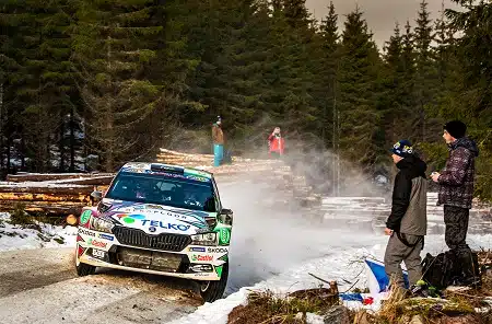 Lindholm ajaa Rovaniemen SM-rallin kärjessä