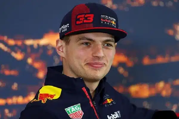 Max Verstappen nauttii takaa-ajajan osastaan Max Verstappen nauttii takaa-ajajan osastaan