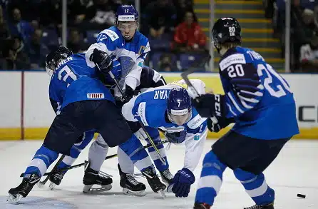 Nuorten MM-jääkiekko: Suomi voittoon avauksessa Nuorten MM-jääkiekko: Suomi voittoon avauksessa