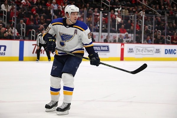 Minkä nuorena oppii sen vanhana taitaa - Stanley Cup -mestarin kuusipäiväinen poika pokaalissa kuin kotonaan Minkä nuorena oppii sen vanhana taitaa – Stanley Cup -mestarin kuusipäiväinen poika pokaalissa kuin kotonaan