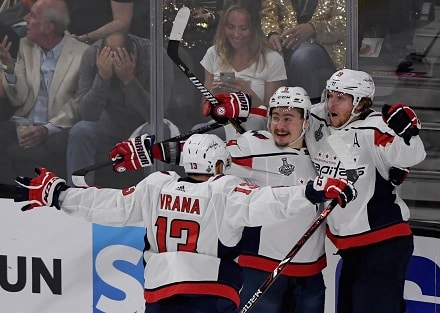 Isä, viisi setää ja kolme serkkua pelannut jo taalajäillä - kuuluisan kiekkosuvun vesalle NHL-sopimus Isä, viisi setää ja kolme serkkua pelannut jo taalajäillä – kuuluisan kiekkosuvun vesalle NHL-sopimus