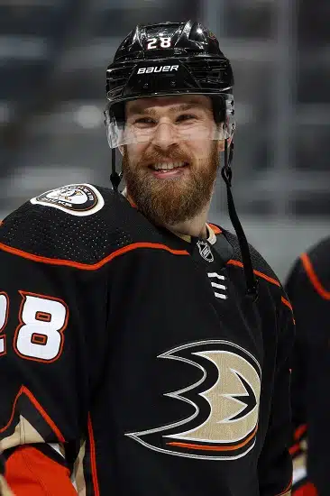 Suomalaispuolustajalla julma saldo NHL:ssä tällä kaudella – laittoi jo kolmannen vastustajan sairastuvalle