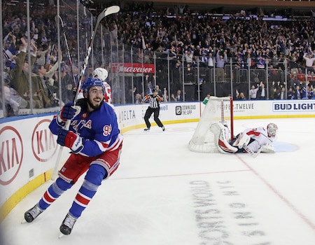 Tampa Baylla vaikea jakso NHL:ssä – Kaapo Kakko seurasi ruotsalaistähden tykki-iltaa sivusta