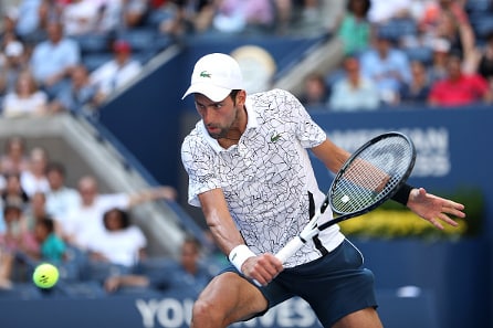 Novak Djokovic porhalsi jatkoon Pariisissa ja auttoi siinä sivussa katsojan sairaalaan Novak Djokovic porhalsi jatkoon Pariisissa ja auttoi siinä sivussa katsojan sairaalaan