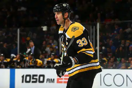 Yli kaksi metriä mittaa, 44 vuotta ikää, yli 1800 ottelua – jatkaa vielä NHL:ssä?