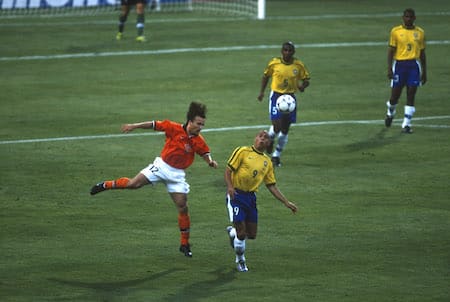 Kuin taivasta koskettaisi: Hollanti ja Brasilia kohtasivat MM-välierässä 1998 - ottelusta tuli hurja trilleri! Kuin taivasta koskettaisi: Hollanti ja Brasilia kohtasivat MM-välierässä 1998 – ottelusta tuli hurja trilleri!