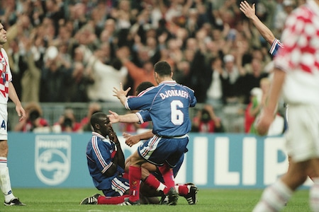 Kuin taivasta koskettaisi: Koko Ranska meni sekaisin kesällä 1998 - yksi iso asia puhutti finaalin alla Kuin taivasta koskettaisi: Koko Ranska meni sekaisin kesällä 1998 – yksi iso asia puhutti finaalin alla